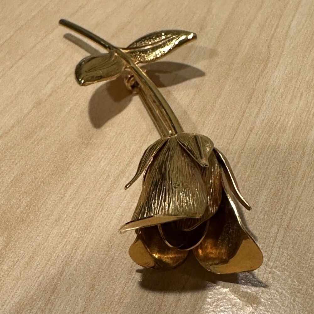 Vintage Gold Tone Long Stem Rose Bud Brooch Pin Dimensional Textured Metal - Picture 2 of 3